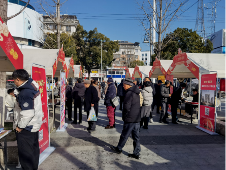 我市多地开展迎新春房交会活动