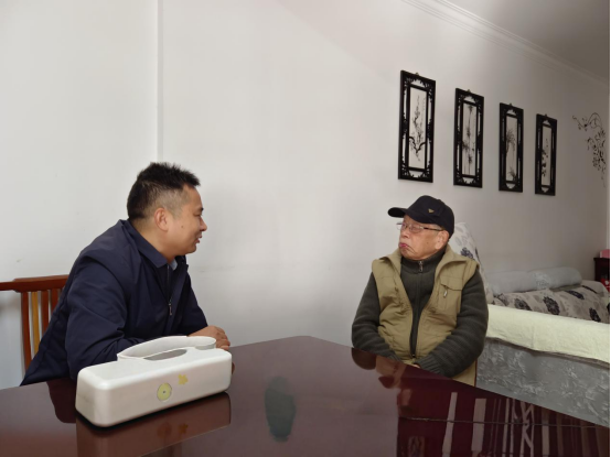 市住房城乡建设局（市城管局）党组书记张凡走访看望老同志